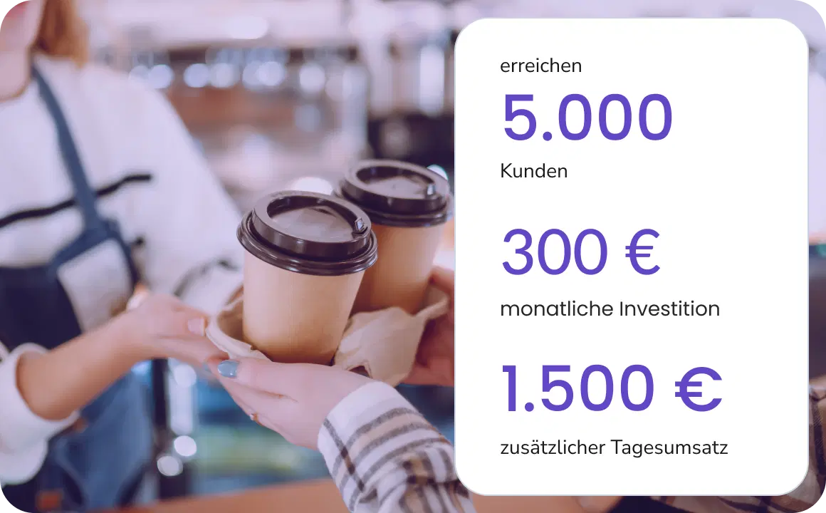 Kunde genießt einen Kaffee in einem Café, das durch TopMessage signifikante Ergebnisse erzielt hat.