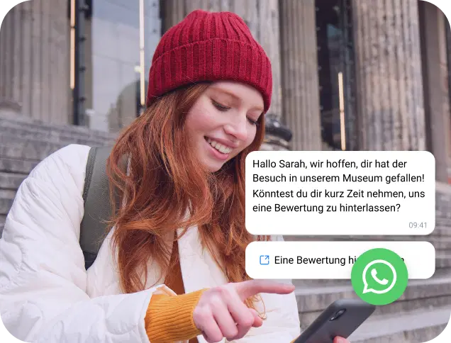 Mädchen mit roter Mütze liest eine WhatsApp-Nachricht auf ihrem Handy.