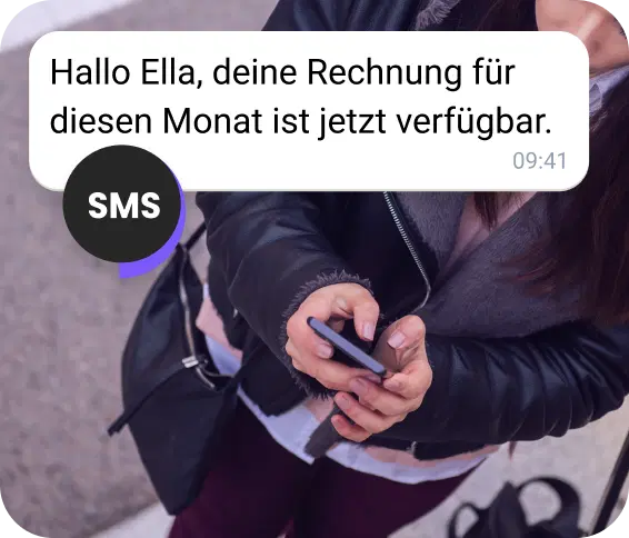 Mädchen erhält eine Abrechnung per SMS, während sie auf der Straße unterwegs ist.
