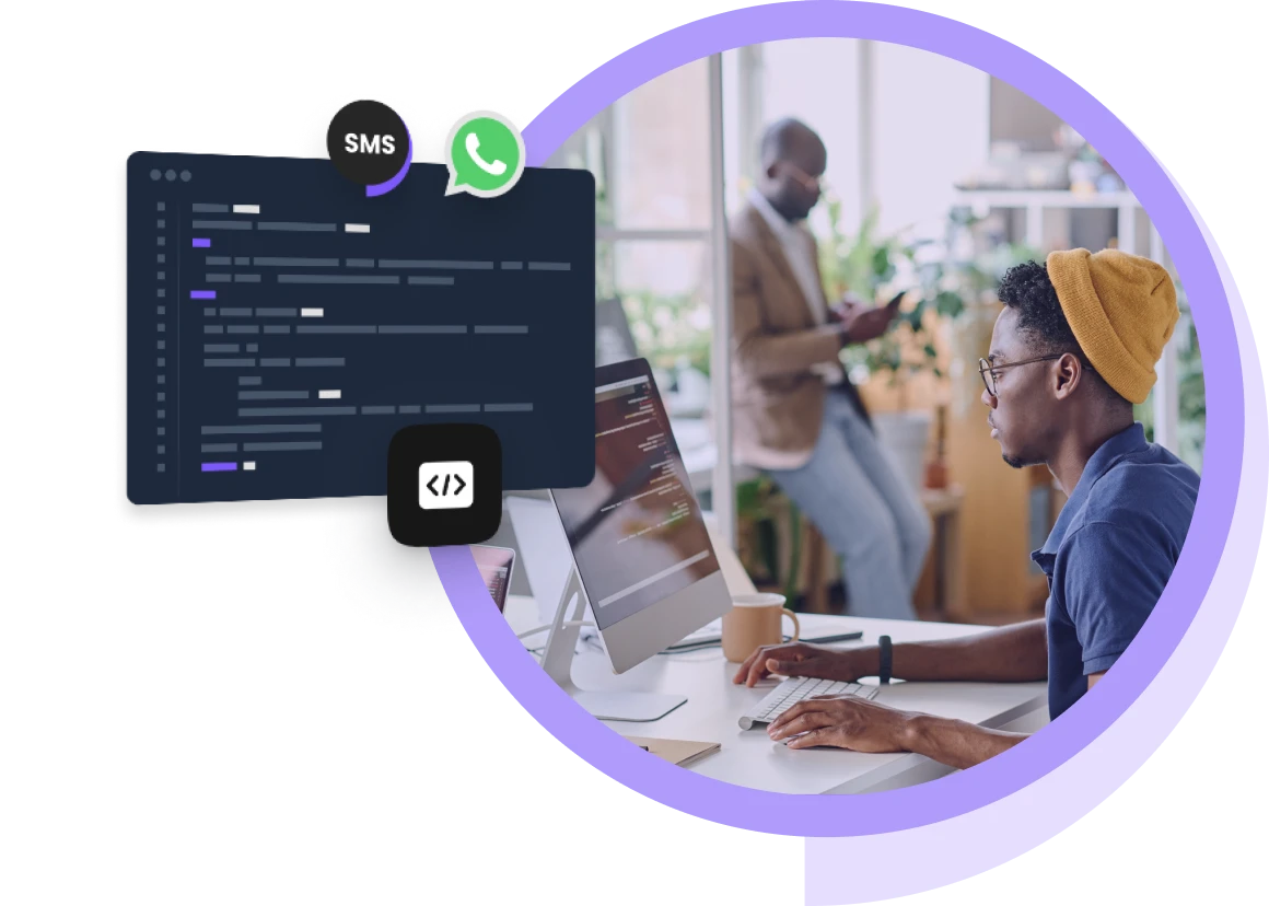 Softwareentwickler im Büro arbeitet an der API-Integration für WhatsApp und SMS.