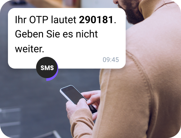 Älterer Herr überprüft im Schnee eine WhatsApp-Nachricht zur Standortbestimmung auf seinem Smartphone.