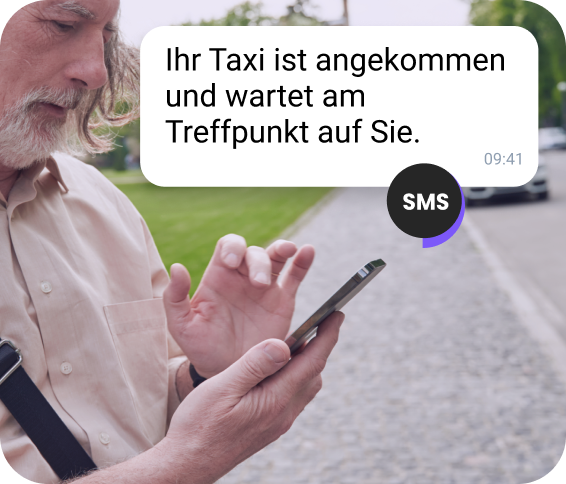 Mädchen mit roter Mütze liest eine WhatsApp-Nachricht auf ihrem Handy.