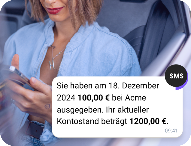 Tätowiertes Mädchen checkt eine WhatsApp-Nachricht mit einer Einladung zu einem Rockfestival.