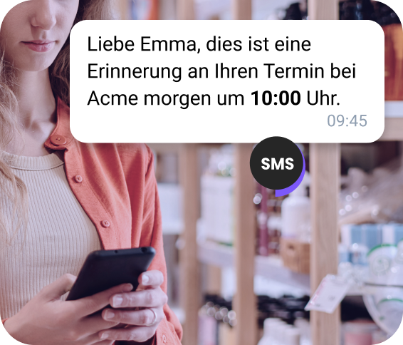 Mädchen mit Rucksack am Bahnhof prüft per SMS die Ankunft ihres Taxis.