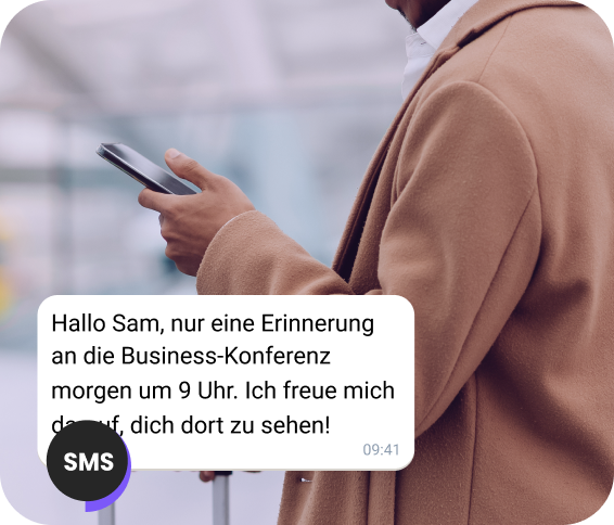 Passant prüft eine SMS zur Erinnerung an seinen Termin.