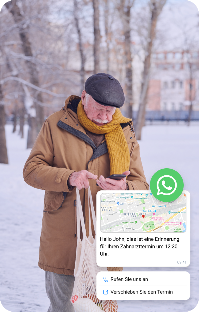 Senior im Schnee überprüft eine WhatsApp-Nachricht zur Standortbestimmung auf seinem Handy.