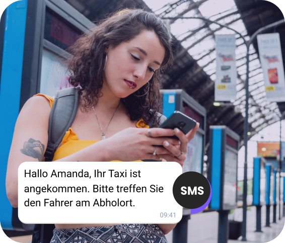 Reisende mit Rucksack prüft eine SMS zur Taxiankunft.