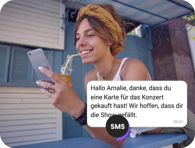Frau mit Kopfhörern checkt WhatsApp-Nachrichten aus dem E-Commerce.
