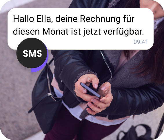 Passantin liest eine SMS, die ihre Abrechnung enthält.